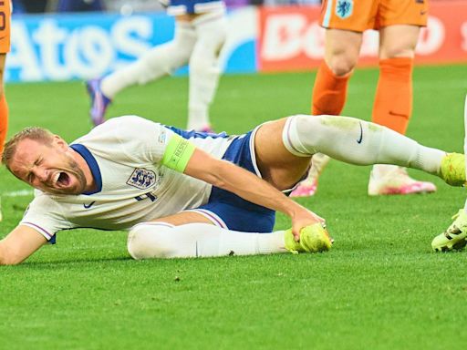 Scotland hero brands Harry Kane penalty award 'the biggest con job since 1966'