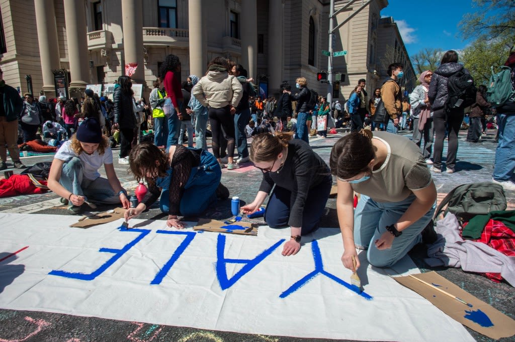 Video shows Yale officers arresting 4 among crowd of hundreds