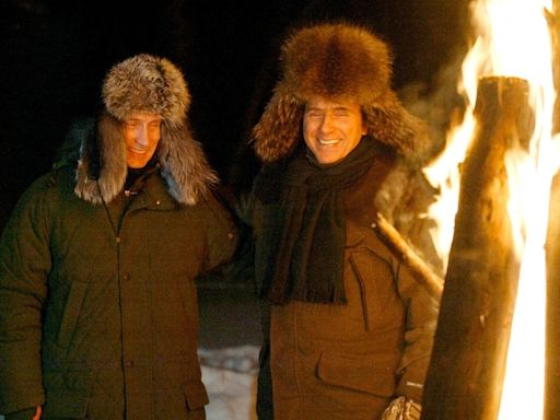 Putin cut out deer’s heart and gave it to Silvio Berlusconi on hunting trip