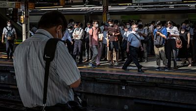 日本東京電車廂內一男疑持有刀具物體 遭制伏後被捕