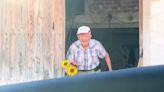 Antonio, el abuelo viral que todos los días le regala flores a su nieta antes de ir a trabajar: "Él es mi alegría"