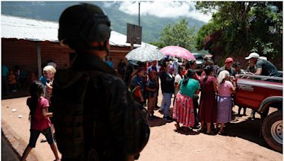Embajada de México en Guatemala asiste a decenas de mexicanos que salieron de Chiapas por violencia