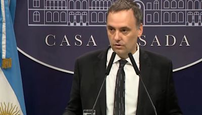 El furcio de Manuel Adorni en conferencia de prensa: se confundió el gobierno de Milei con el de Alberto Fernández
