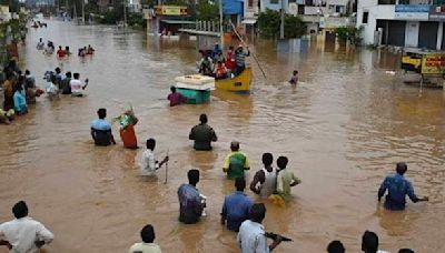 Heavy monsoon rains and floods kill at least 33 in south India and 5 children in Pakistan this week