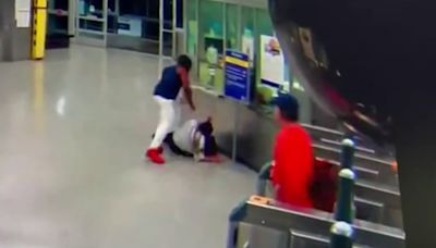 Hombre se declara culpable de brutal golpiza que le costó un ojo a mujer en estación de Queens