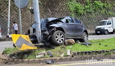 影／基隆BMW高速撞擊分隔島車頭全毀 男搶救受困女送醫