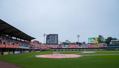 高國慶引退》雨勢影響延後開賽 蘇泰安：若無法進行有備案