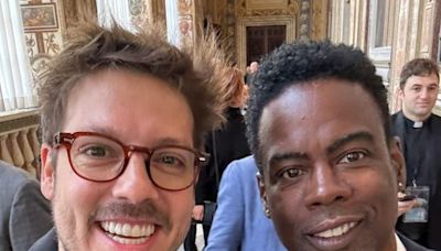 Fabio Porchat posa com Chris Rock durante encontro de humoristas com o Papa Francisco, no Vaticano