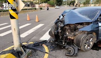 快訊／高雄一家四口開車自撞分隔島「車頭凹爛」 父身亡3童受傷