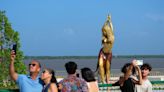 Ciudad natal de cantante Shakira en Colombia inaugura estatua gigante