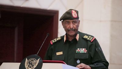 Ejército de Sudán dice que su general sobrevive a ataque con dron que deja 5 muertos en acto militar