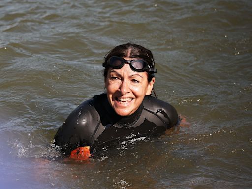 La alcadesa de París, Anne Hidalgo, se baña en el Sena para destacar el buen estado del agua para los JJOO