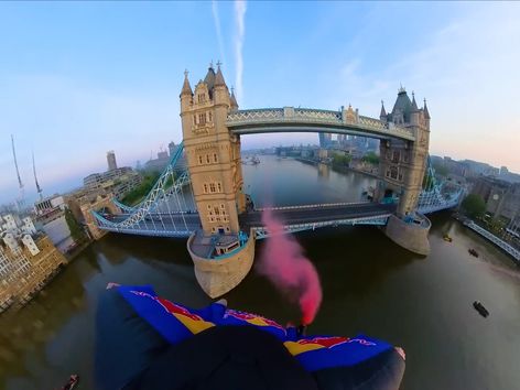 Espectacular imagen de 2 paracaidistas atravesando el puente de Londres a 250 km/h - MarcaTV
