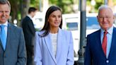 El conjunto ganador de la reina Letizia con un traje de color y top artesanal de encaje