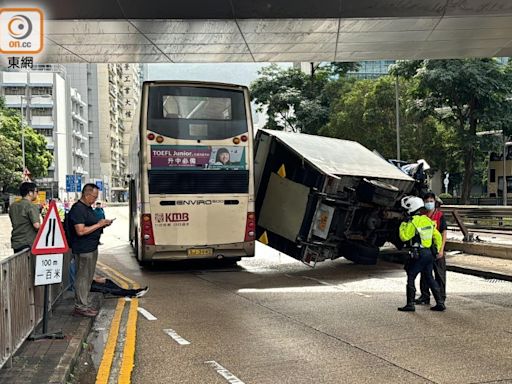 太子道東貨車翻側撞巴士 往觀塘方向部分行車線封閉