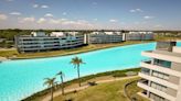 Cuánto cuesta vivir frente a una laguna cristalina, con playa artificial y muy cerca de Capital