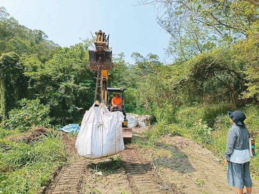 1300公噸待清 東山服務區旁有害廢棄物 有汙染龜重溪風險