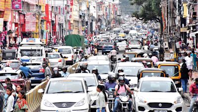 Heavy traffic gridlocks hit roads as tourists flock city - Star of Mysore