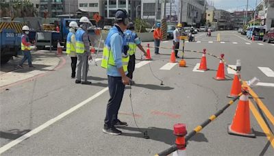 高雄仁武路面驚見裂痕.凹陷 工作人員到場開挖