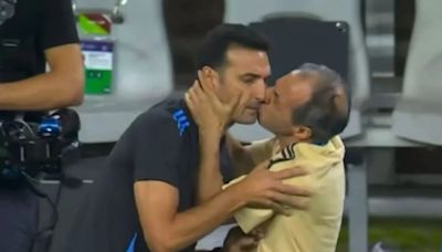 El utilero de la selección argentina contó detalles del beso a Scaloni y se quebró al hablar del plantel: “Son héroes”