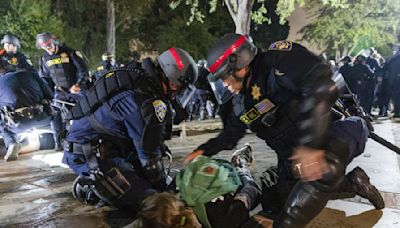 UCLA: desalojo policiaco de manifestantes propalestinos deja 132 detenidos