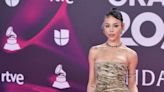 Danna Paola llega a los Grammy Latinos con un original vestido de efecto 'papel quemado'