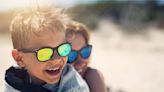 Comment bien choisir les lunettes de soleil votre enfant ? Les critères essentiels