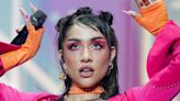 María Becerra se subió al escenario con look fucsia de alto impacto: top cut out, minicromini y brillos