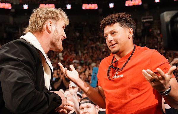 Mahomes helps out Logan Paul at WWE Raw as fans gasp 'he's a villain now'