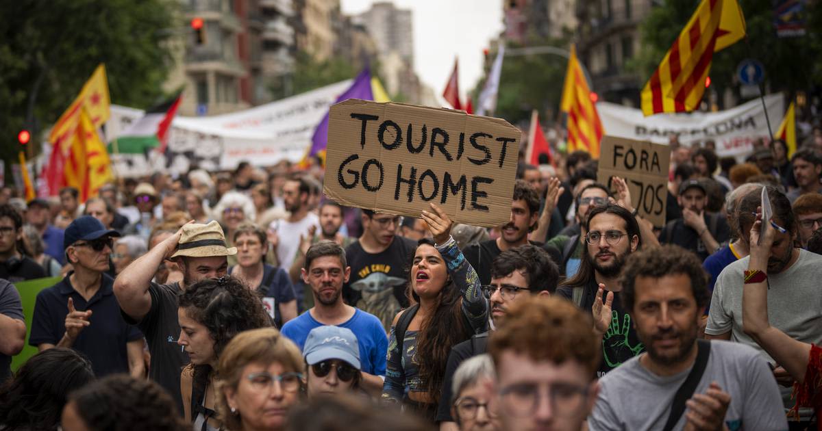 Fed up with tourists, Barcelona protesters blast them with water guns