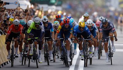 Biniam Girmay se impone en Turín, primer africano negro que gana una etapa del Tour de Francia