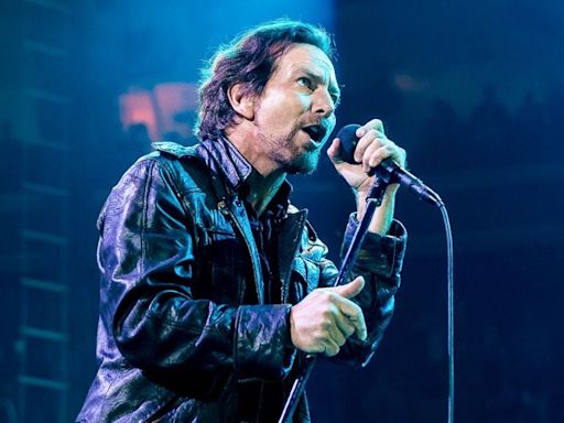Eddie Vedder revela que debió cancelar shows de Pearl Jam debido a ”una experiencia cercana a la muerte” - La Tercera