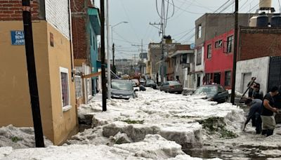 VIDEO: Se registra intensa granizada en Puebla y provoca corrientes de hielo en el estado
