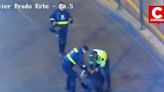 Motociclista arrebata celular a joven y es capturado tras una persecución en San Isidro