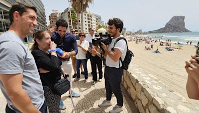 Una anciana de 80 años se echa a llorar al ver el mar por primera vez en Calp: '¿Hasta dónde llega?'