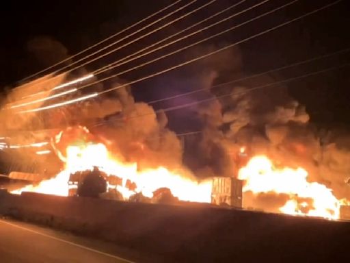 爆炸聲不斷！台南塑膠工廠陷火海 出動消防機器人