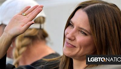 La actriz Sophia Bush no puede dejar de sonreír después de declararse queer en un poderoso ensayo