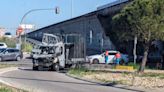 Un camión en llamas avanza solo hasta detenerse bajo un puente de Madrid