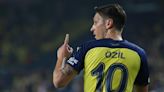 Mesut Özil dinamita las redes con un incendiario 'post'