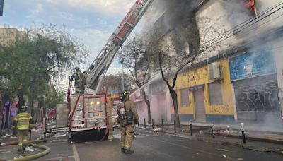 Gran incendio afecta a locales comerciales del Barrio Meiggs - La Tercera