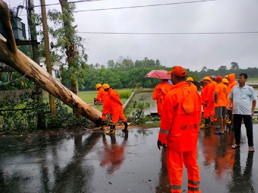 Un ciclón inunda poblados costeros, arranca tejados y corta electricidad en Bangladesh e India