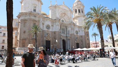 Cádiz suspende de manera inmediata las nuevas licencias de viviendas turísticas en el casco antiguo