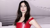 Watch Anne Hathaway Dish to Anna Wintour That She 'Can't Turn but Can Breathe' in Supertight Versace Dress