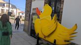 Tres enormes patos amarillos campan a sus anchas por Tapia (y esta es la causa solidaria que esconden)