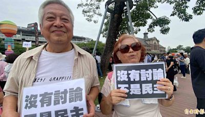 綠委蔡其昌7旬岳父母 雨中低調舉牌「沒有討論，不是民主」