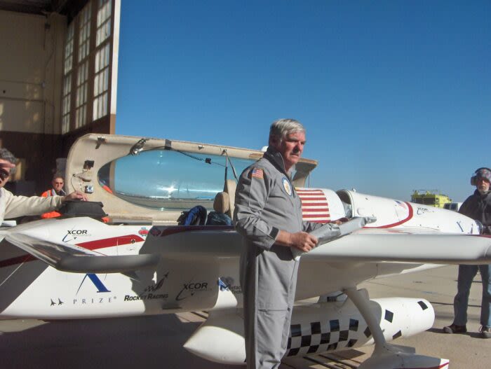 Pilot Dick Rutan, First to Fly Around Earth Without Refueling, Dies at 85