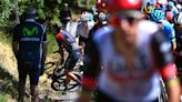 Giro d’Italia: Richard Carapaz shakes off spill to attack late for pink jersey