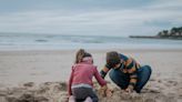 Tragedia en vacaciones: Niña fallece al quedar atrapada bajo la arena en playa de EEUU