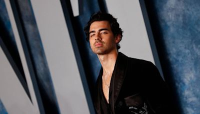 Joe Jonas aproveita praia na Grécia em clima de romance com atriz libanesa