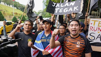 Syed Saddiq completes 200-km ‘Langkah Muar’ run with Perikatan’s Radzi and Wan Fayhsal joining at end, raises RM160,000 for constituency